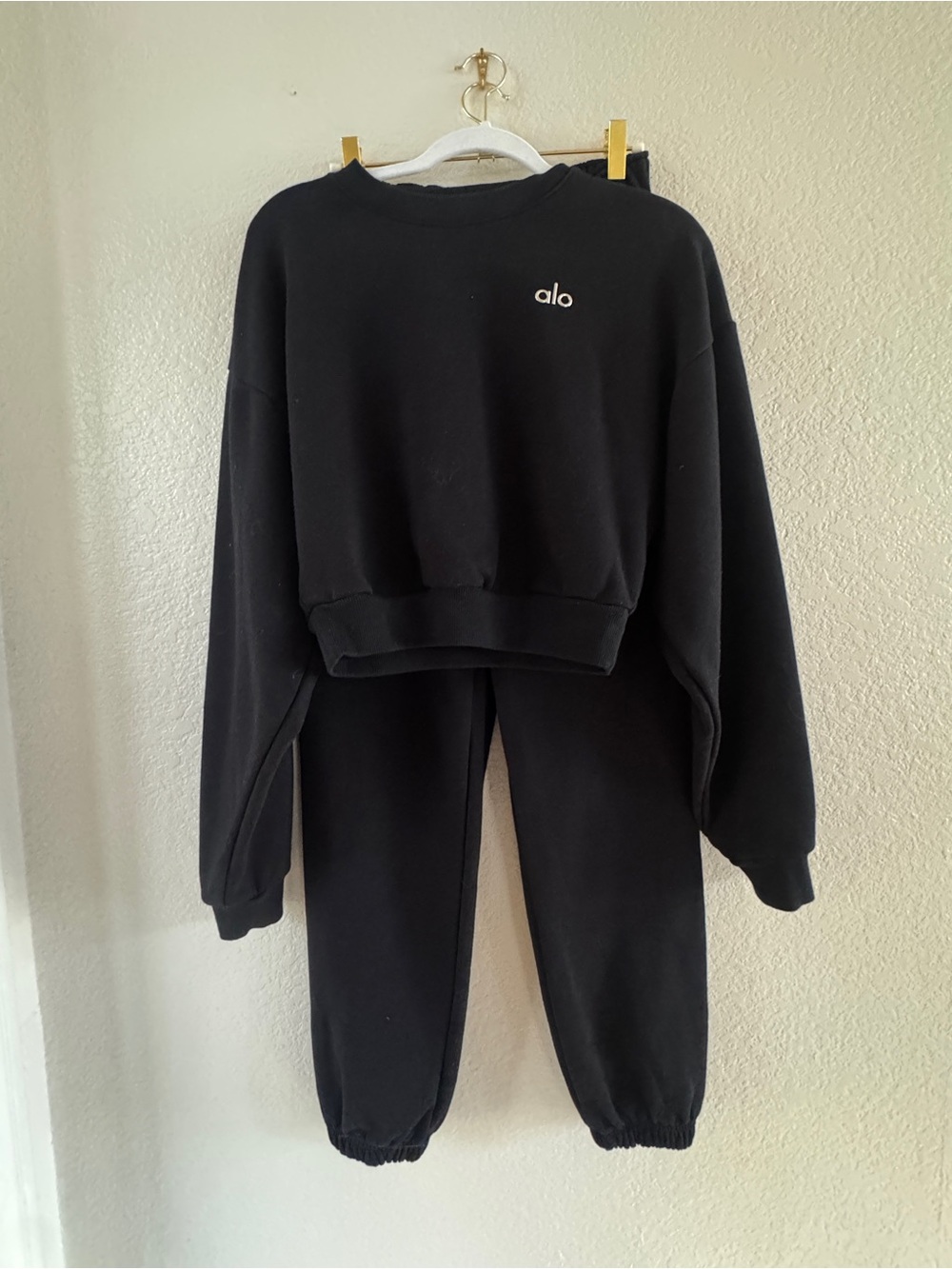 ALO Yoga Black Accolade Cropped  Crewneck Sweatshirt (M) AND Joggers (S)